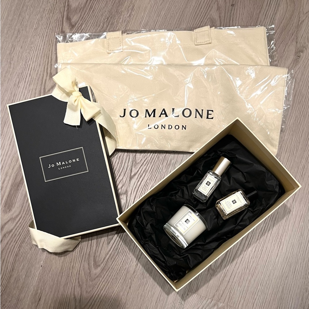 Jo Malone 4 pc gift set boxed candle body & hand wash & spray minis & tote bag